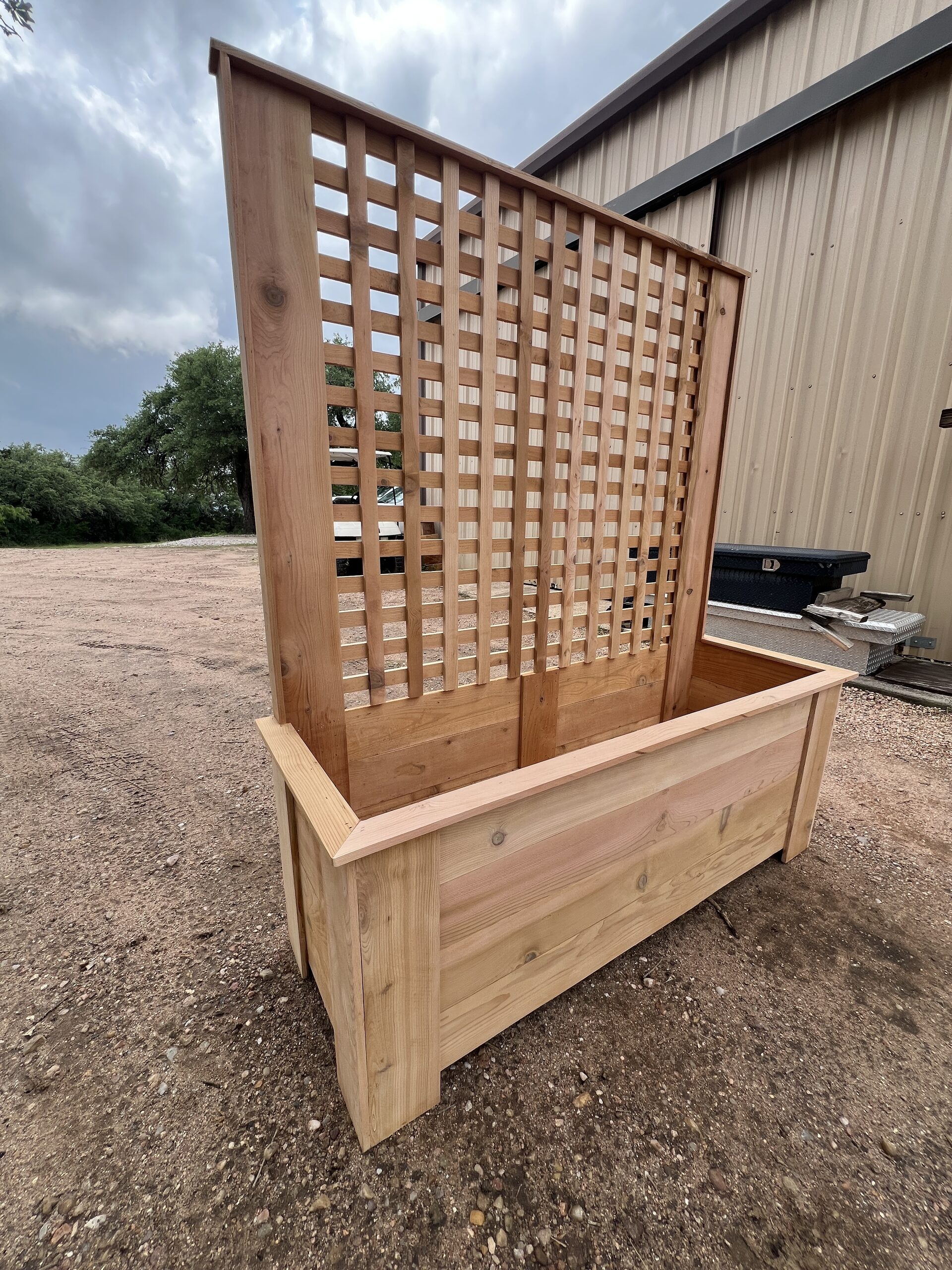 privacy_wall_planter_4 - replace with descriptive alt text